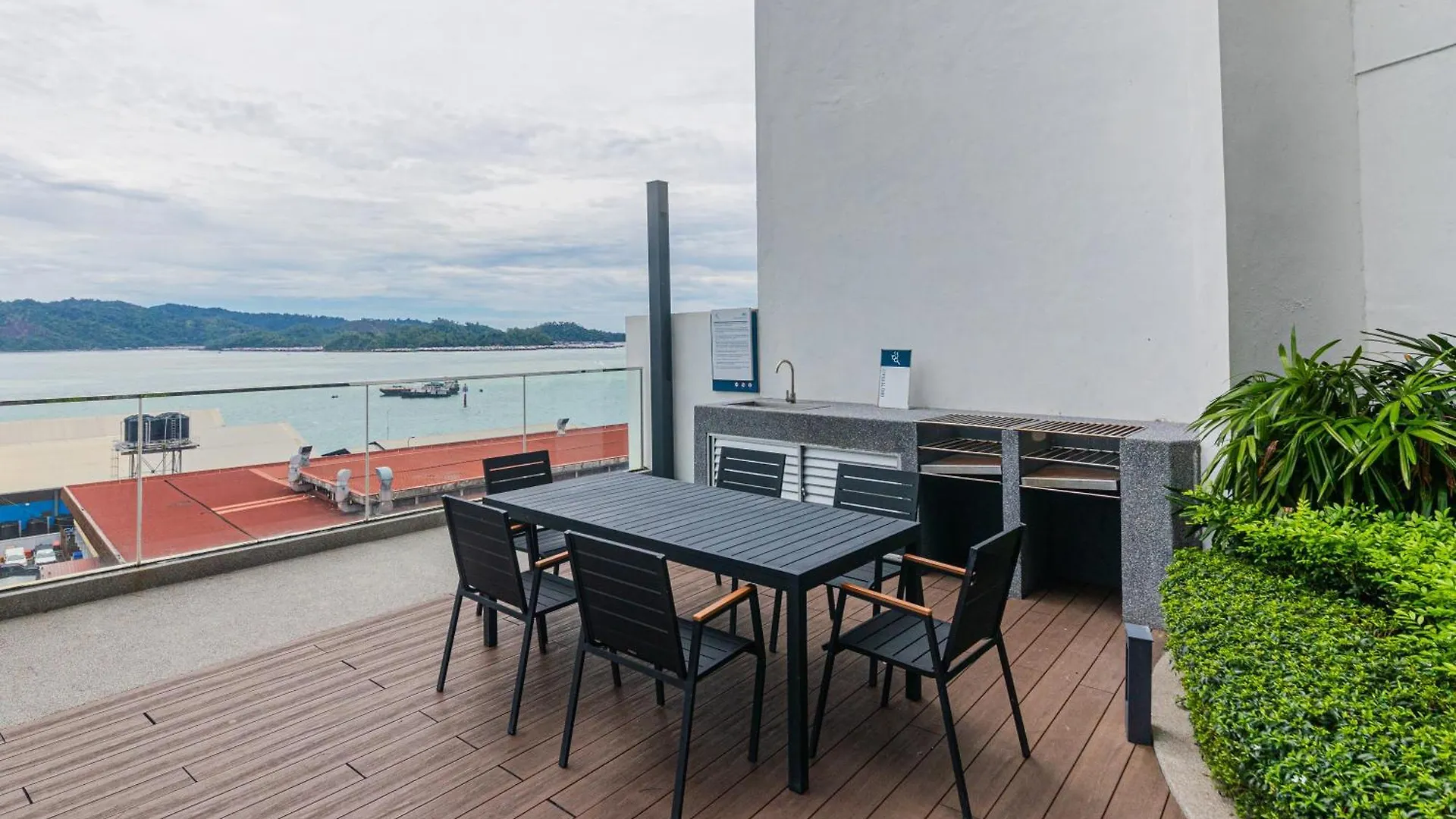 Beautiful Seaview Suites At The Shore Kota Kinabalu